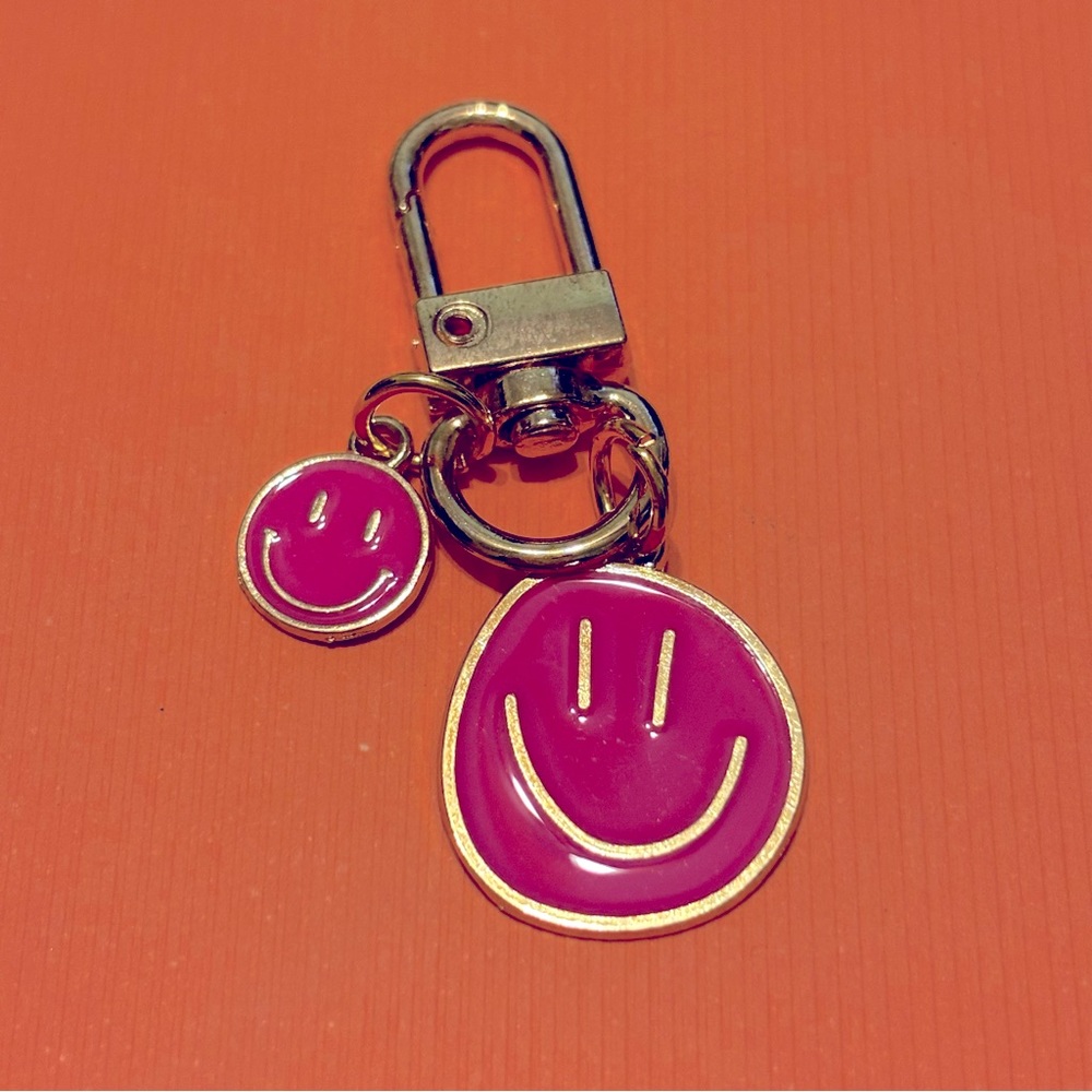 🆕 Smiley Face Metal Keychain / Key Ring / Bag Charm, Brand New